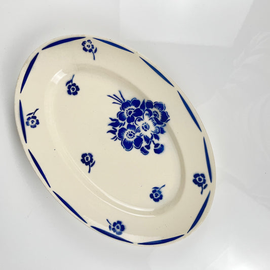 Plat ovale Demi-porcelaine Badonviller, motif fleurs bleu, début XXe