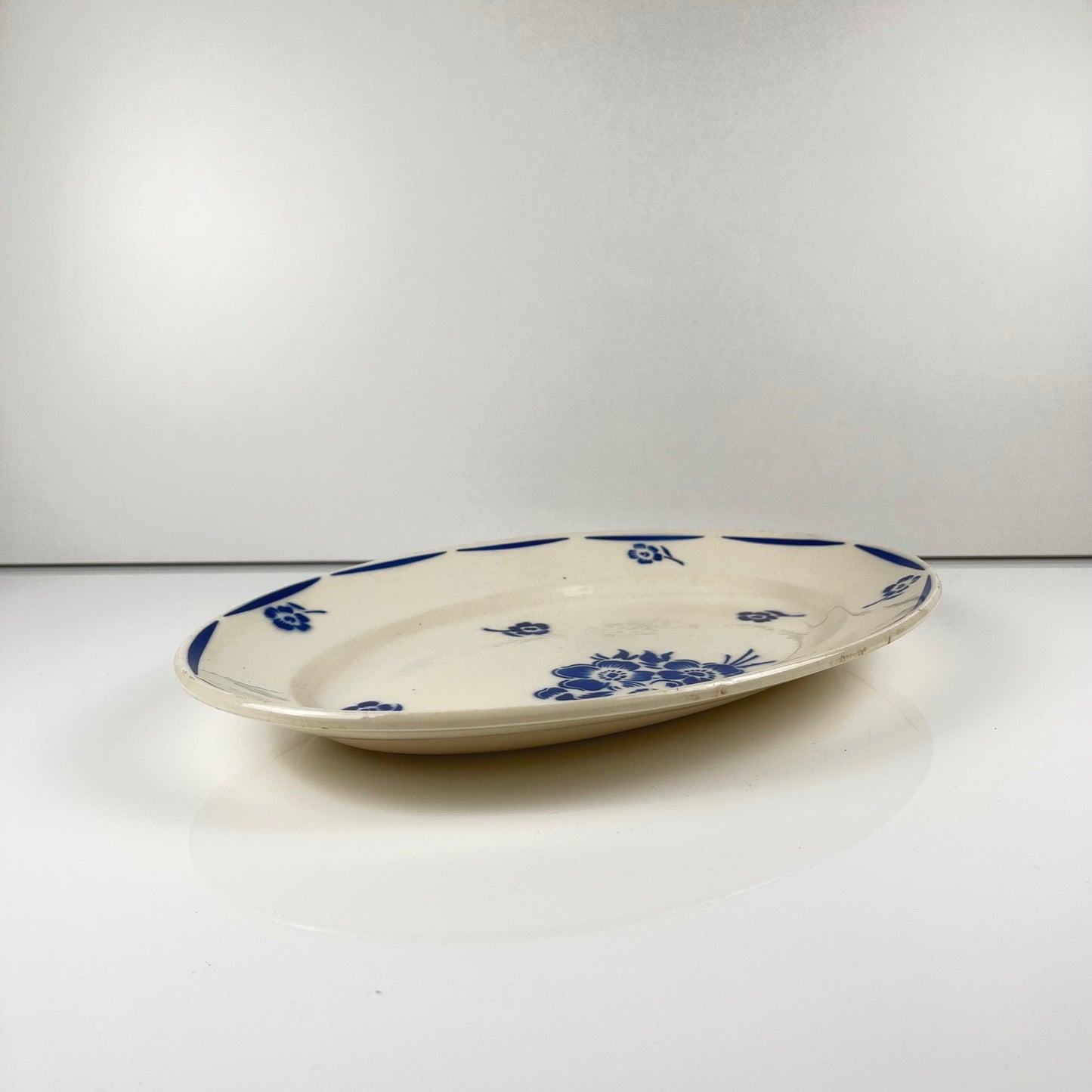 Plat ovale Demi-porcelaine Badonviller, motif fleurs bleu, début XXe
