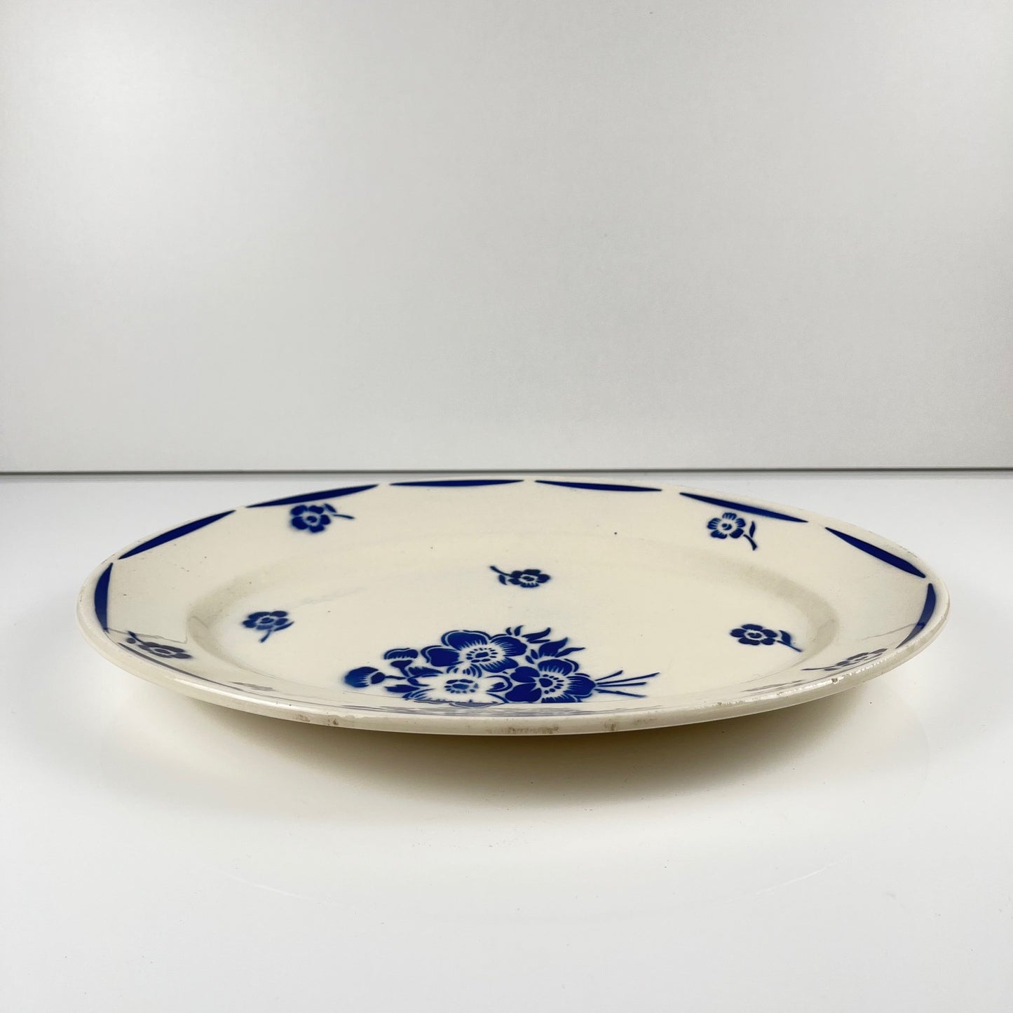 Plat ovale Demi-porcelaine Badonviller, motif fleurs bleu, début XXe