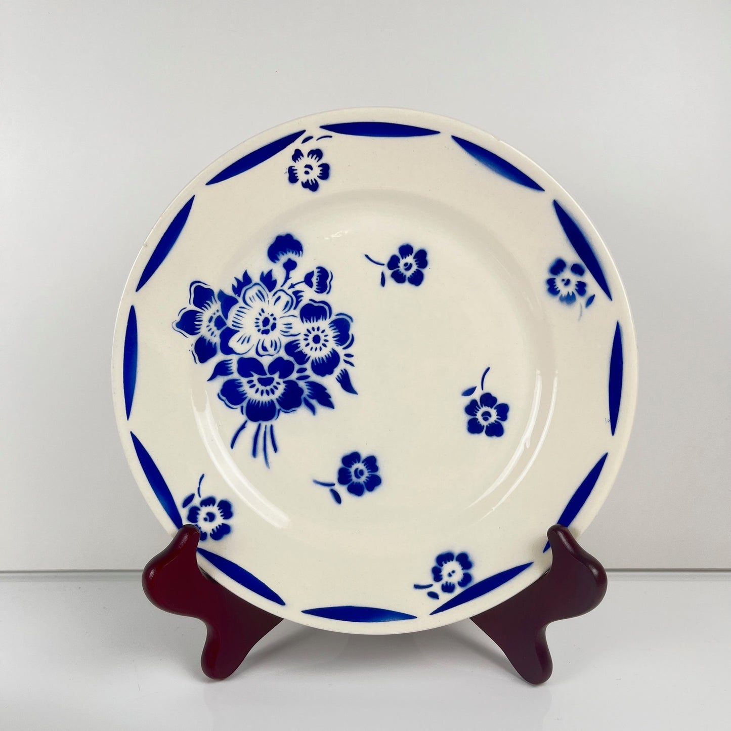 Set de 6 assiettes à dessert Demi-porcelaine Badonviller, motif fleurs bleu, début XXe
