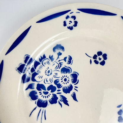 Set de 6 assiettes à dessert Demi-porcelaine Badonviller, motif fleurs bleu, début XXe