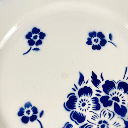 Set de 6 assiettes à dessert Demi-porcelaine Badonviller, motif fleurs bleu, début XXe