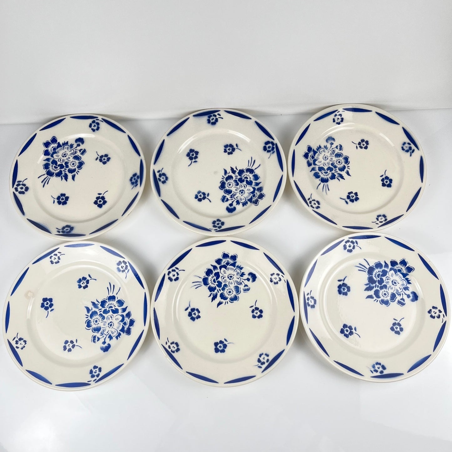 Set de 6 assiettes à dessert Demi-porcelaine Badonviller, motif fleurs bleu, début XXe