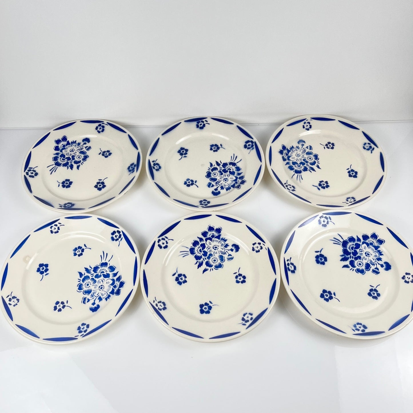 Set de 6 assiettes à dessert Demi-porcelaine Badonviller, motif fleurs bleu, début XXe