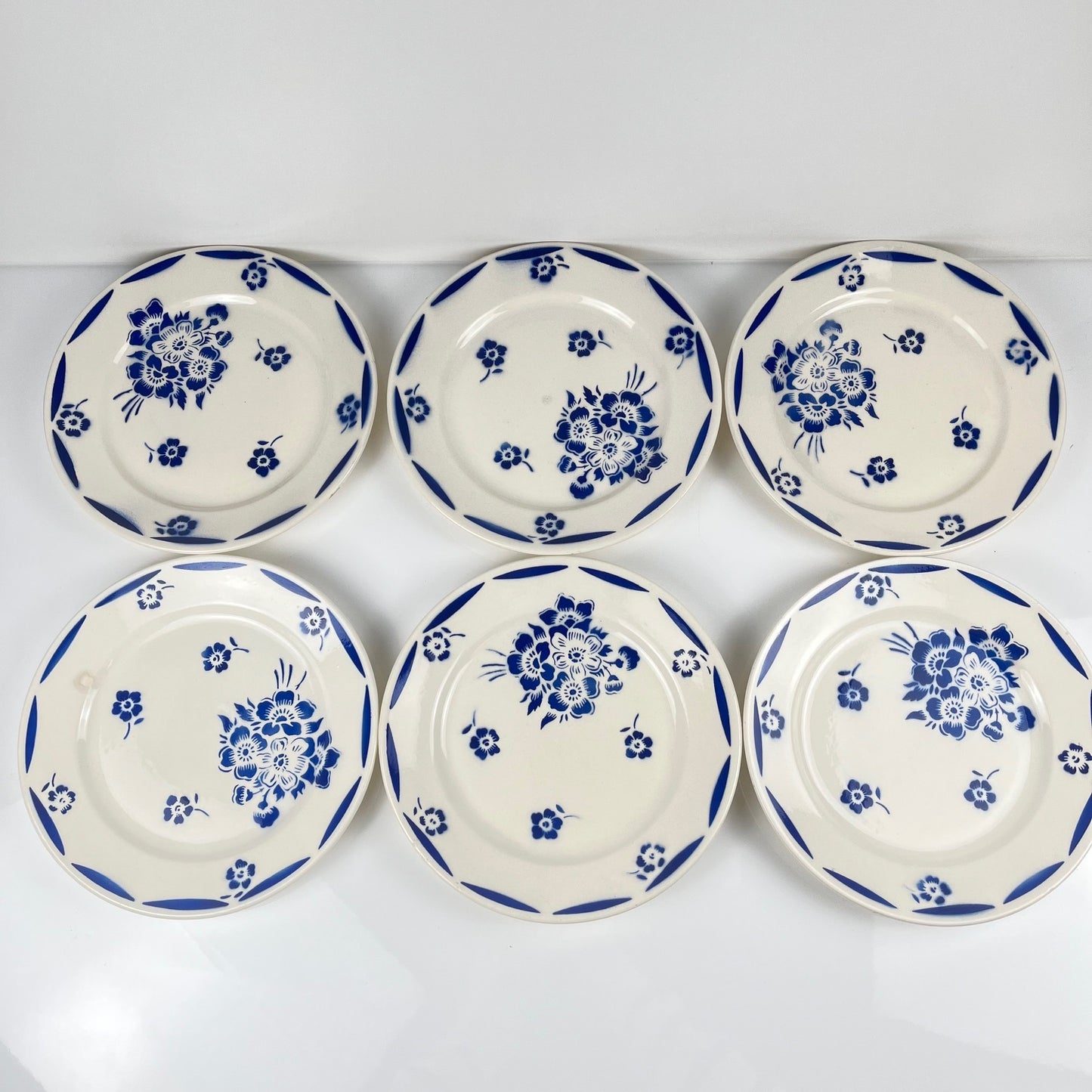 Set de 6 assiettes à dessert Demi-porcelaine Badonviller, motif fleurs bleu, début XXe