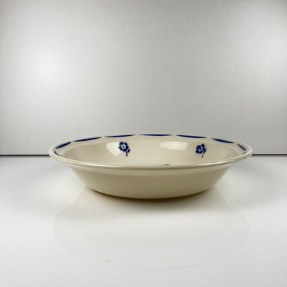 Saladier bas Demi-porcelaine Badonviller, motif fleurs bleu, début XXe