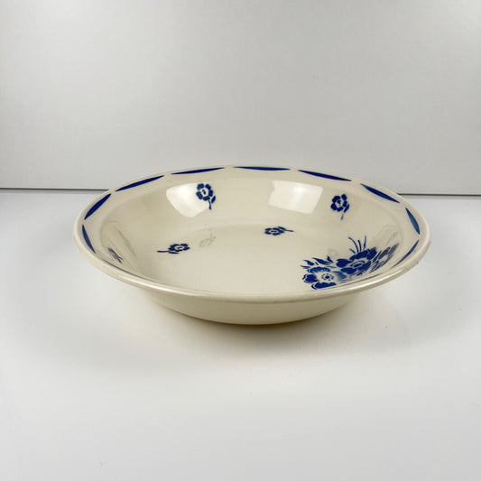 Saladier bas Demi-porcelaine Badonviller, motif fleurs bleu, début XXe