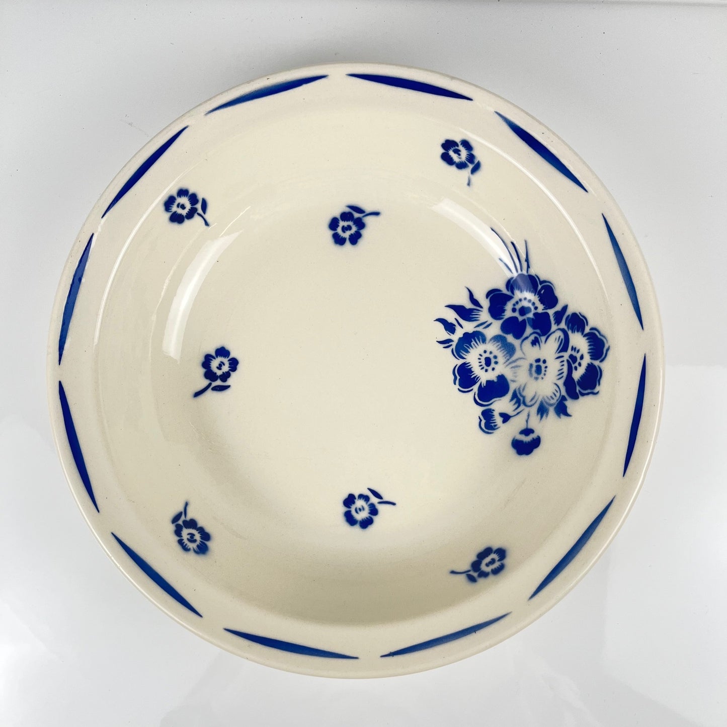 Saladier bas Demi-porcelaine Badonviller, motif fleurs bleu, début XXe