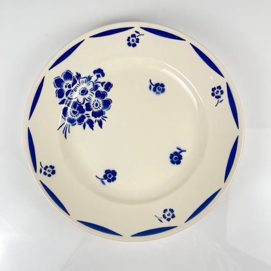 Plat à gateau Demi-porcelaine Badonviller, motif fleurs bleu, début XXe
