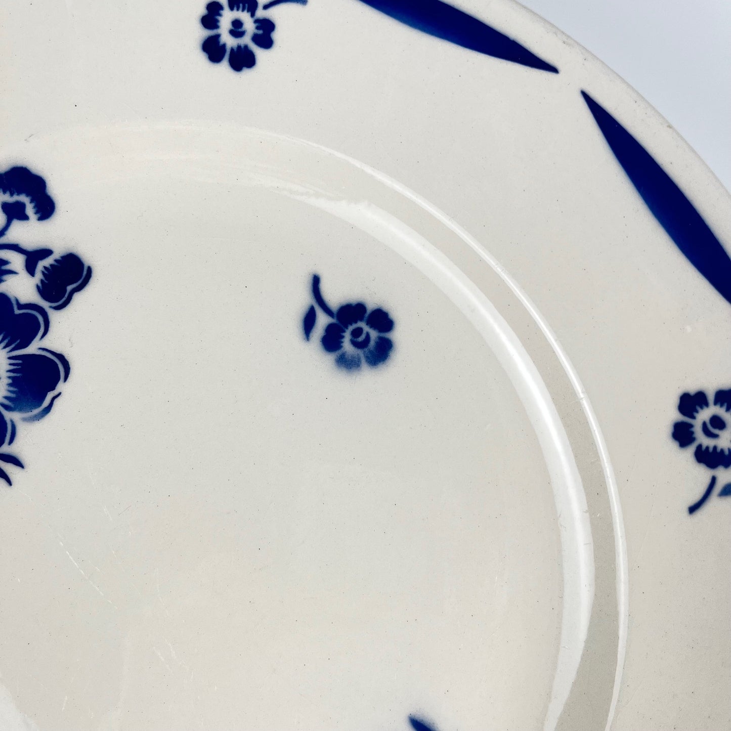 Plat à gateau Demi-porcelaine Badonviller, motif fleurs bleu, début XXe