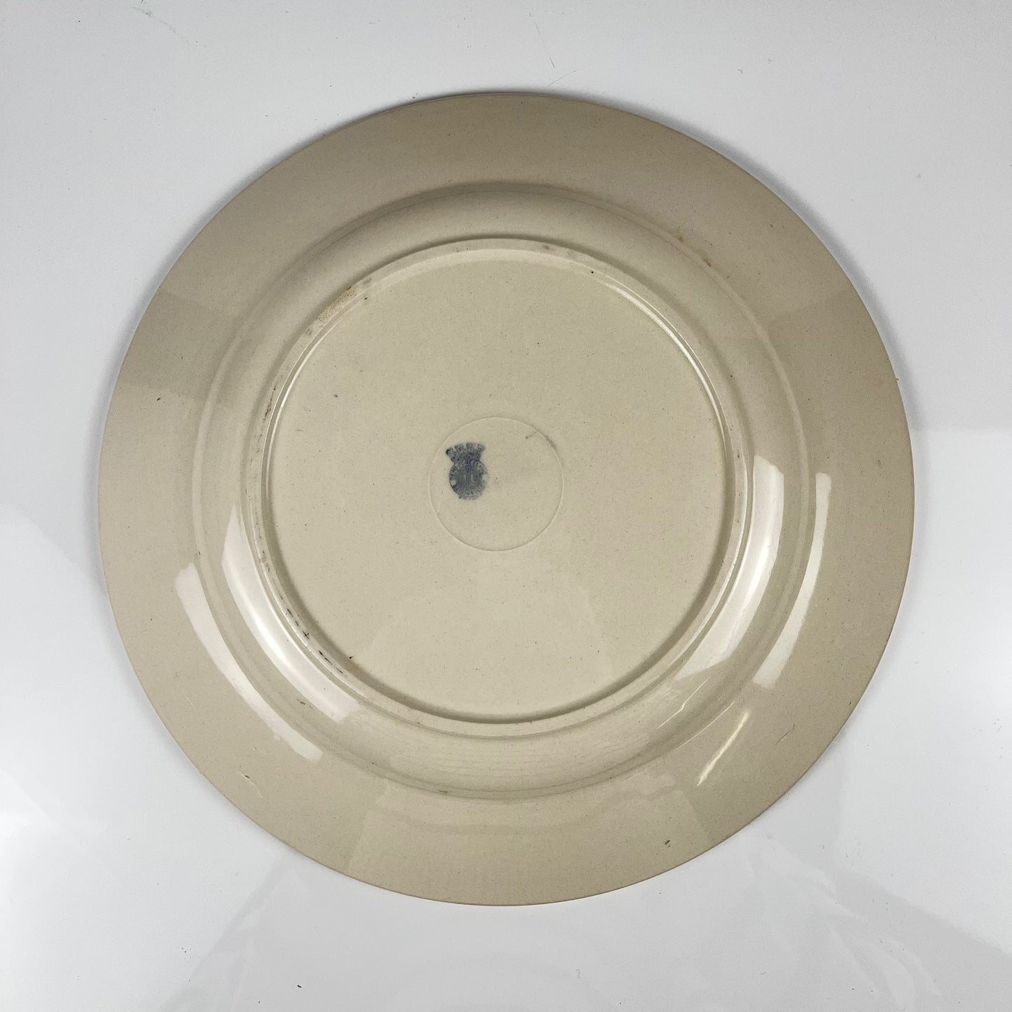 Plat à gateau Demi-porcelaine Badonviller, motif fleurs bleu, début XXe
