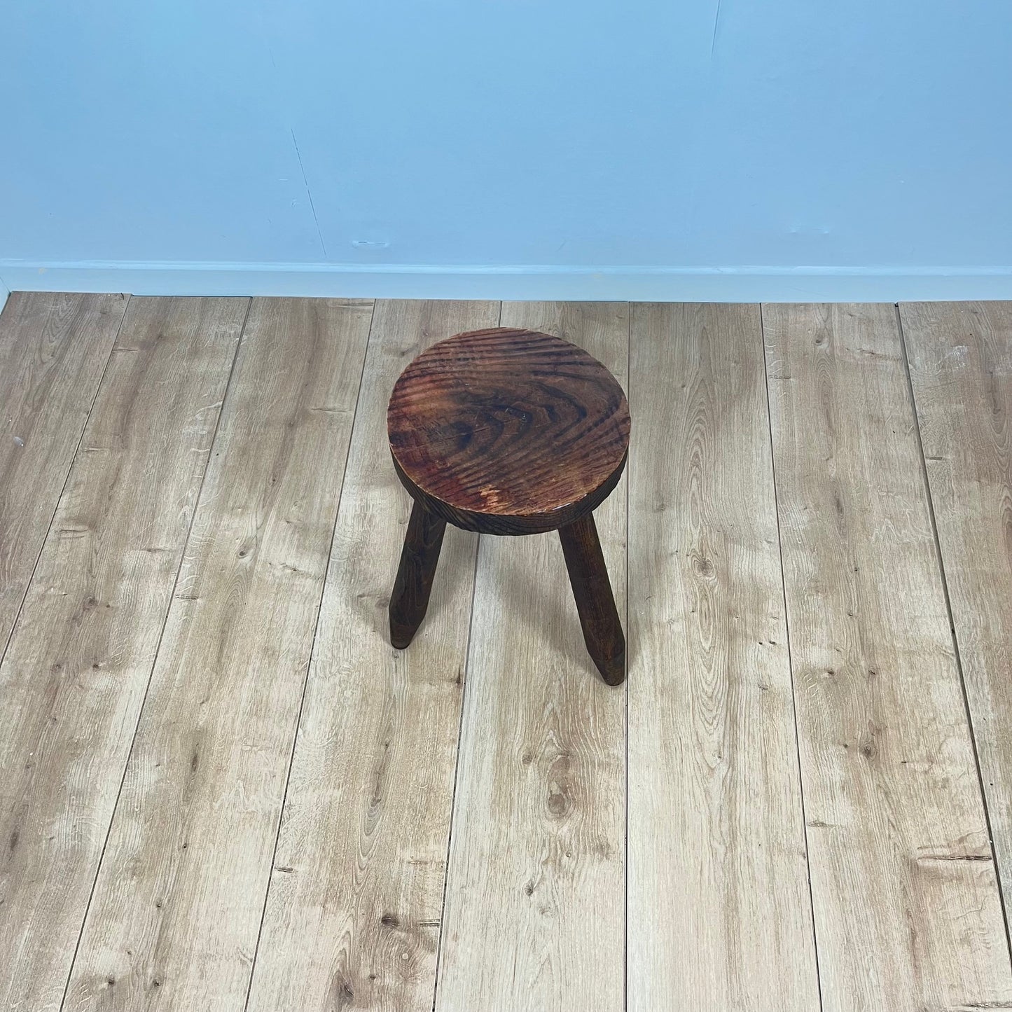 Petit tabouret tripode brutaliste en bois massif