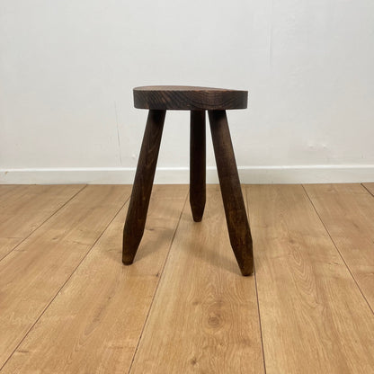 Petit tabouret tripode brutaliste en bois massif