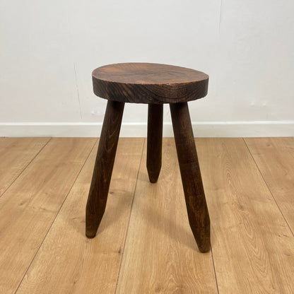 Petit tabouret tripode brutaliste en bois massif