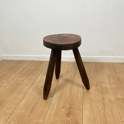 Petit tabouret tripode brutaliste en bois massif