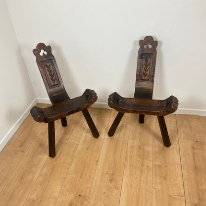 Pair of brutalist tripod low chairs in solid wood, mid-20th century.
