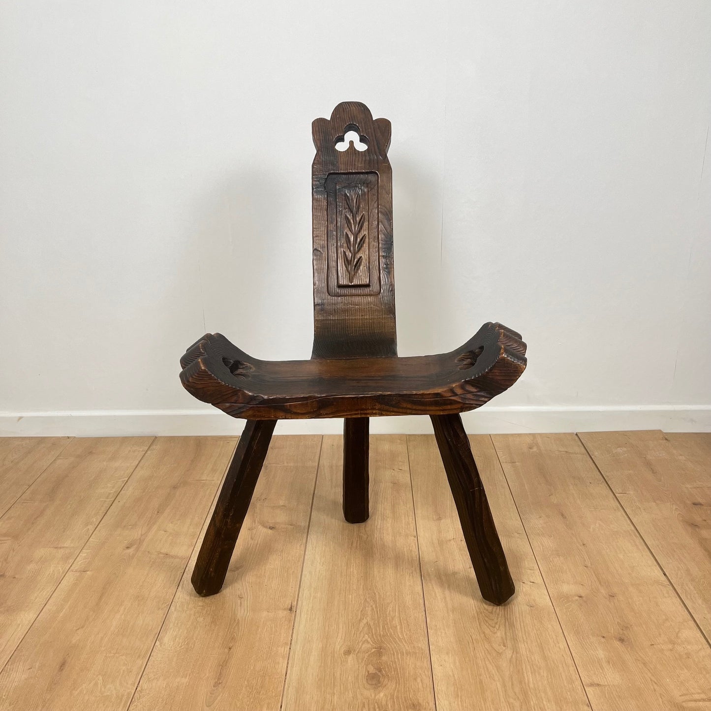 Pair of brutalist tripod low chairs in solid wood, mid-20th century.