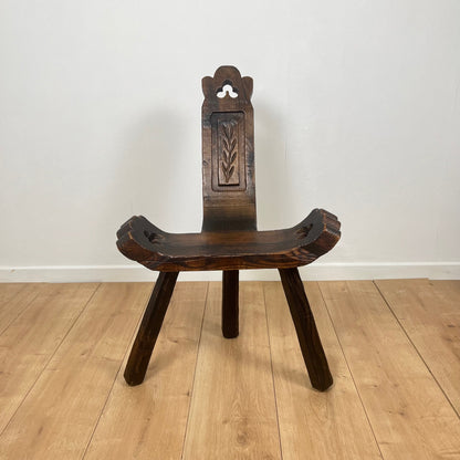 Pair of brutalist tripod low chairs in solid wood, mid-20th century.