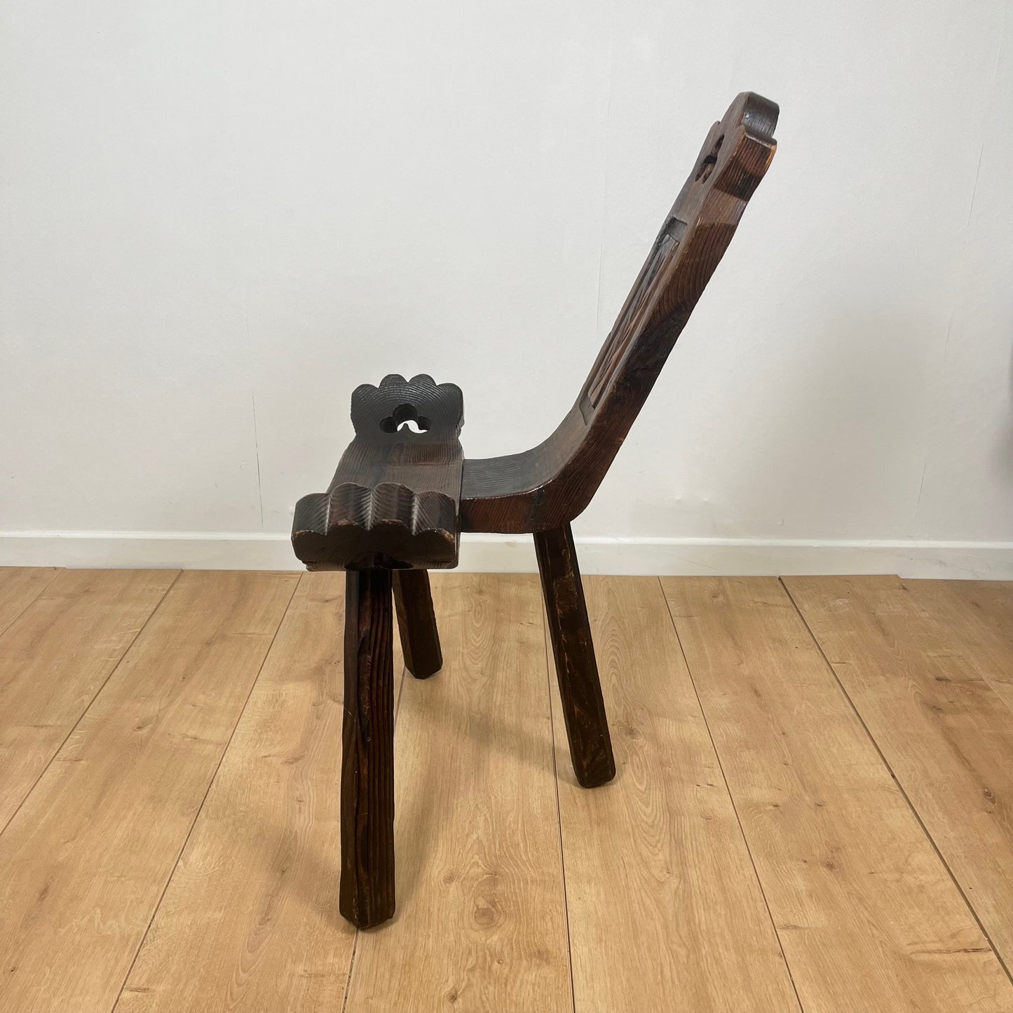 Pair of brutalist tripod low chairs in solid wood, mid-20th century.