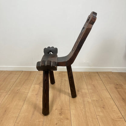Pair of brutalist tripod low chairs in solid wood, mid-20th century.