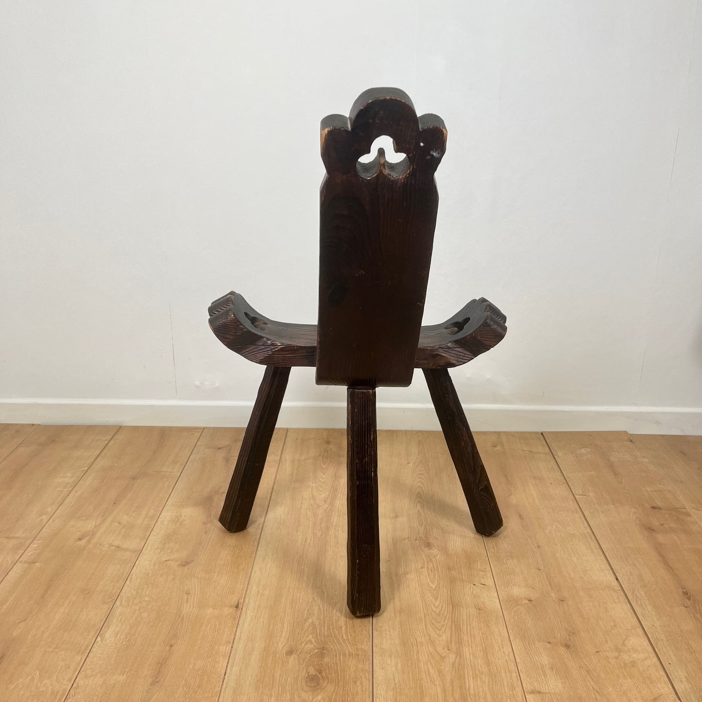 Pair of brutalist tripod low chairs in solid wood, mid-20th century.