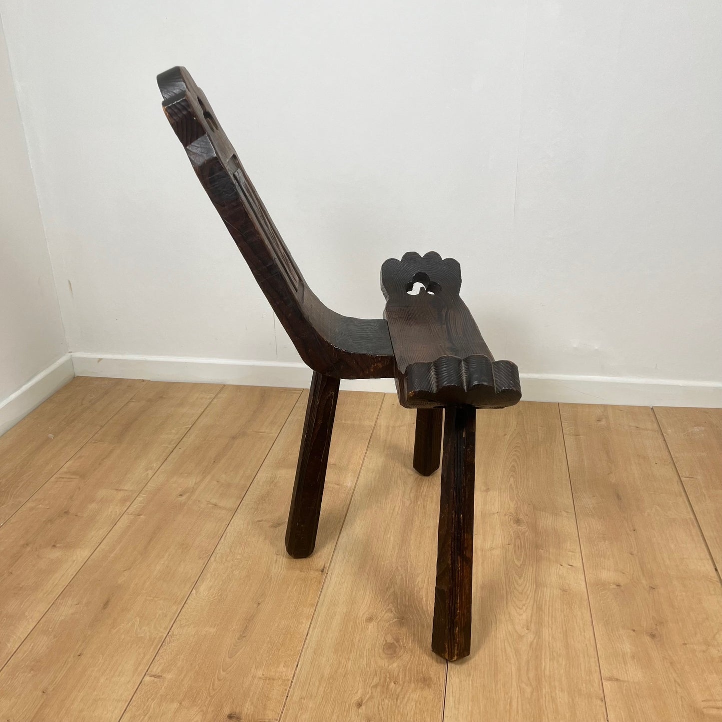 Pair of brutalist tripod low chairs in solid wood, mid-20th century.