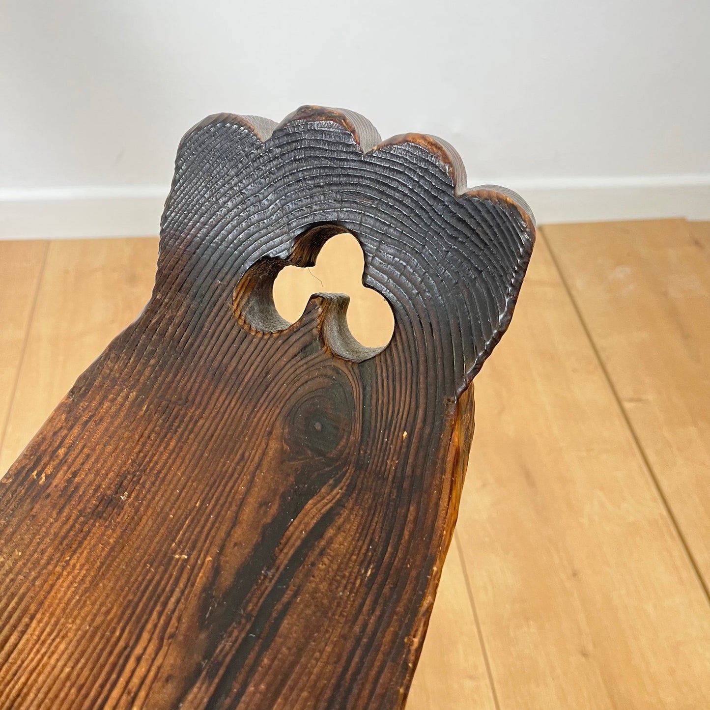 Pair of brutalist tripod low chairs in solid wood, mid-20th century.