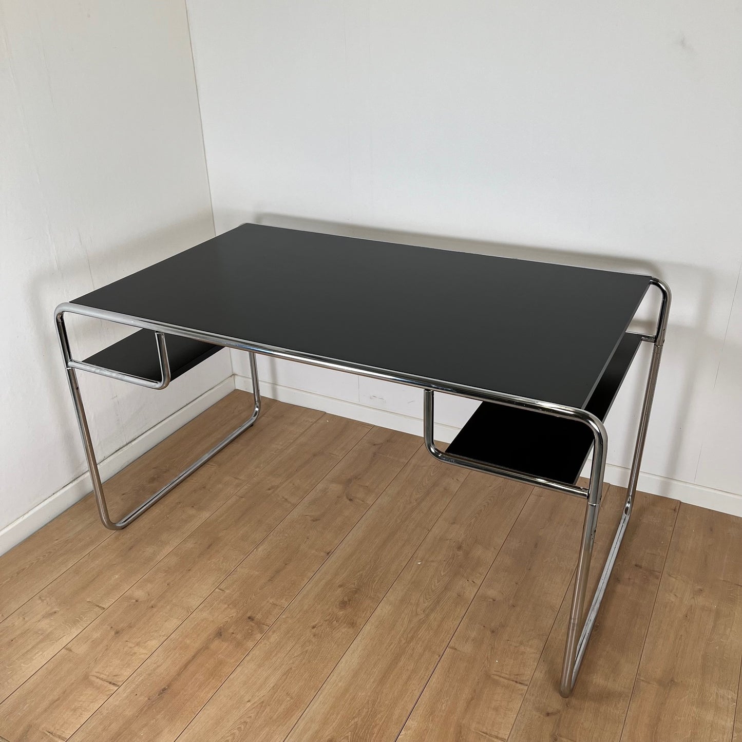 Bureau style Bauhaus en acier tubulaire et plateau en bois laqué noir, 1980