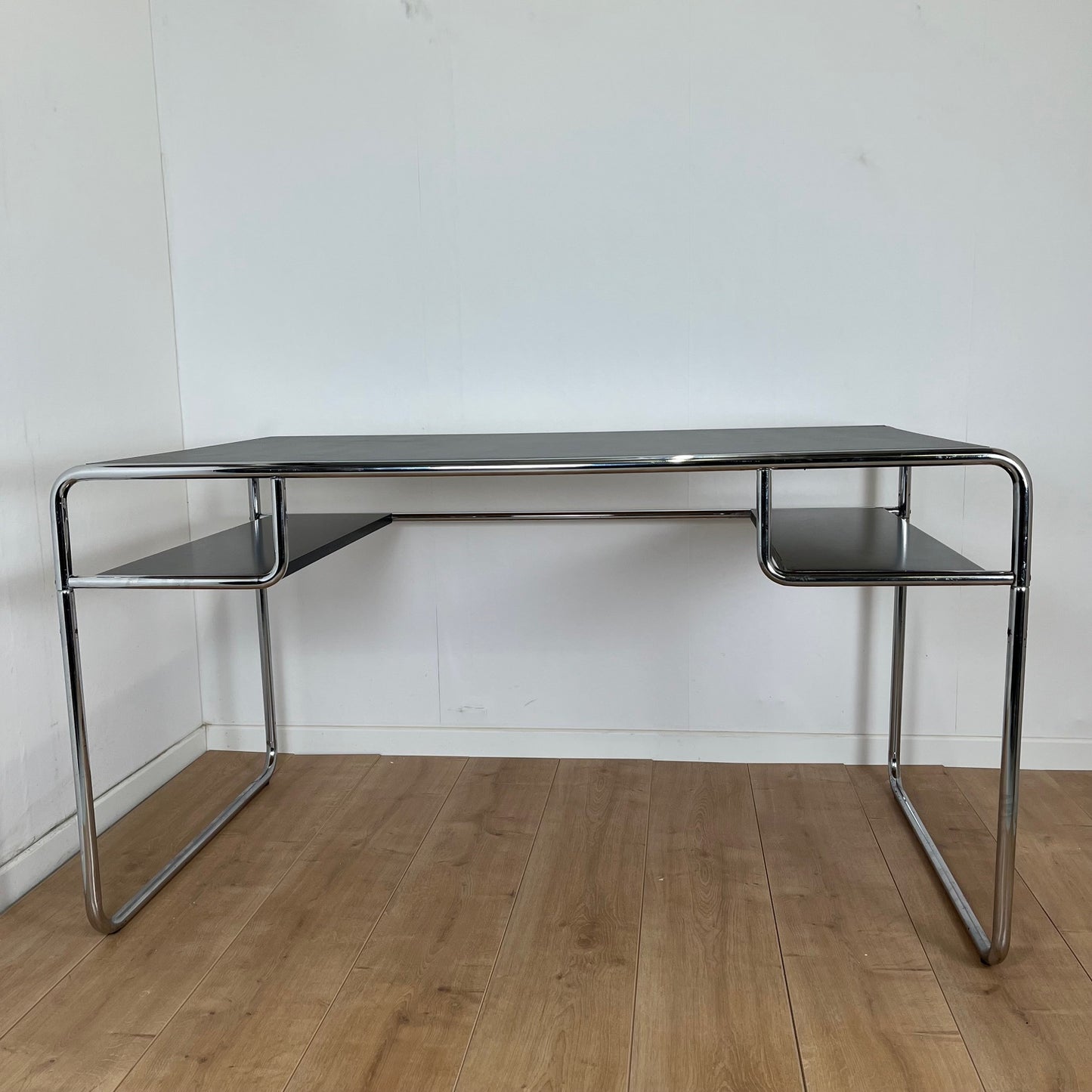 Bureau style Bauhaus en acier tubulaire et plateau en bois laqué noir, 1980