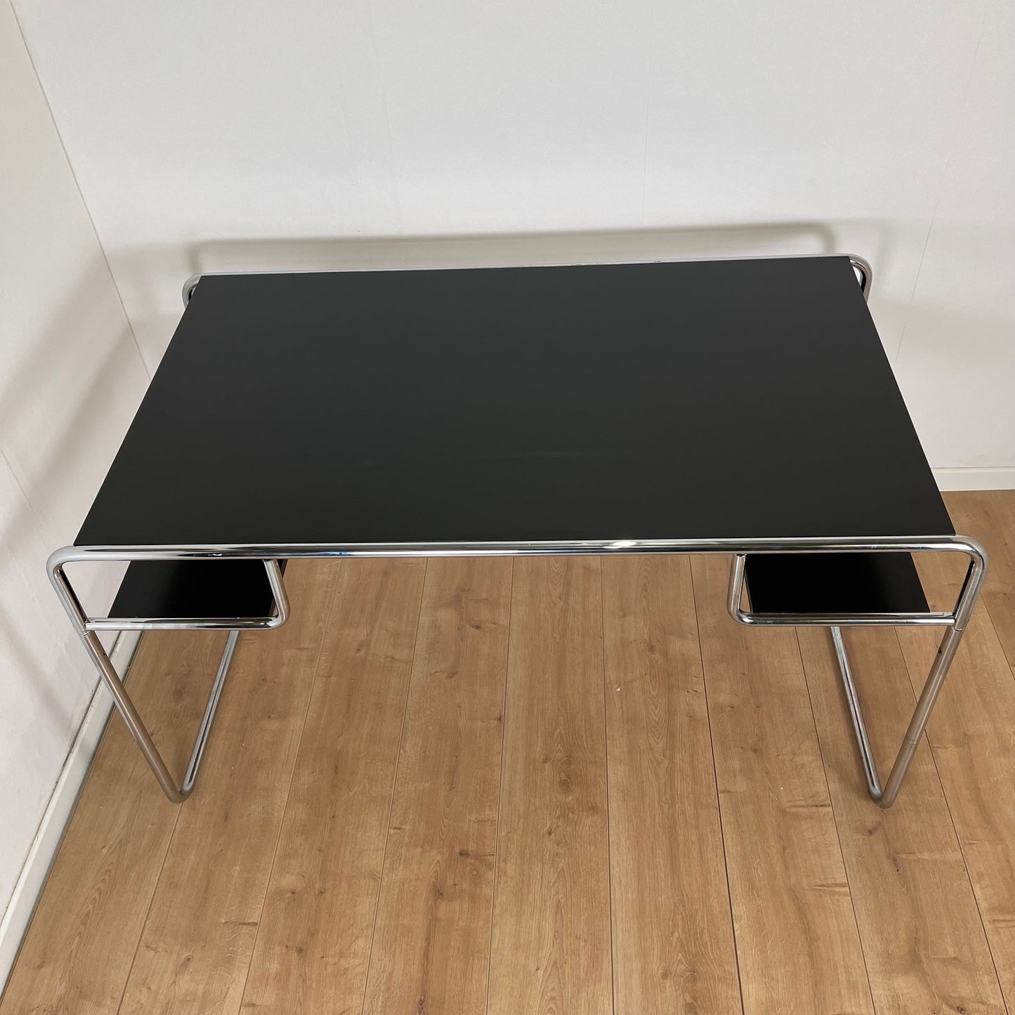 Bureau style Bauhaus en acier tubulaire et plateau en bois laqué noir, 1980