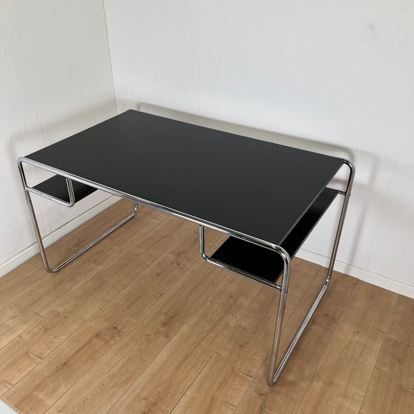 Bureau style Bauhaus en acier tubulaire et plateau en bois laqué noir, 1980