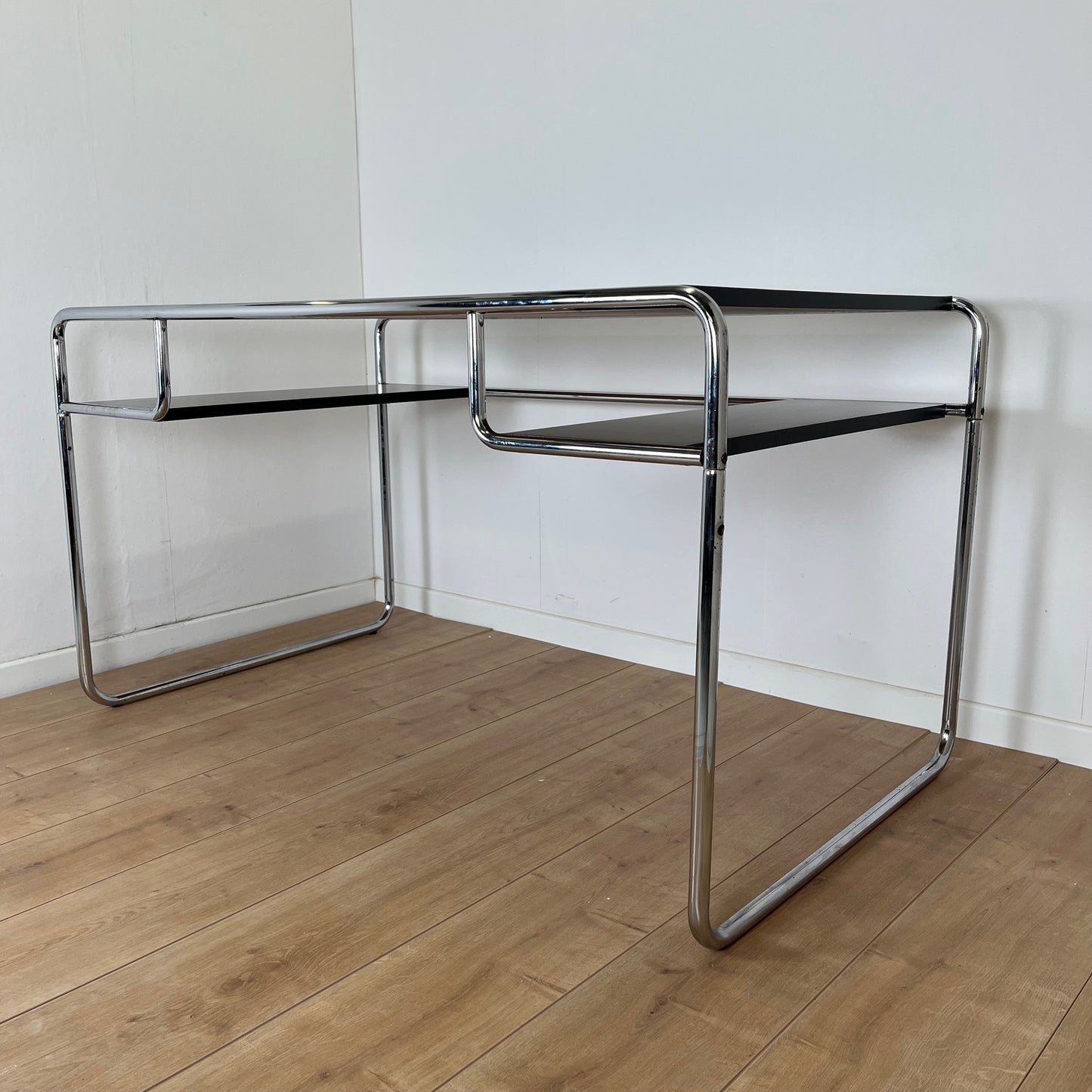 Bureau style Bauhaus en acier tubulaire et plateau en bois laqué noir, 1980