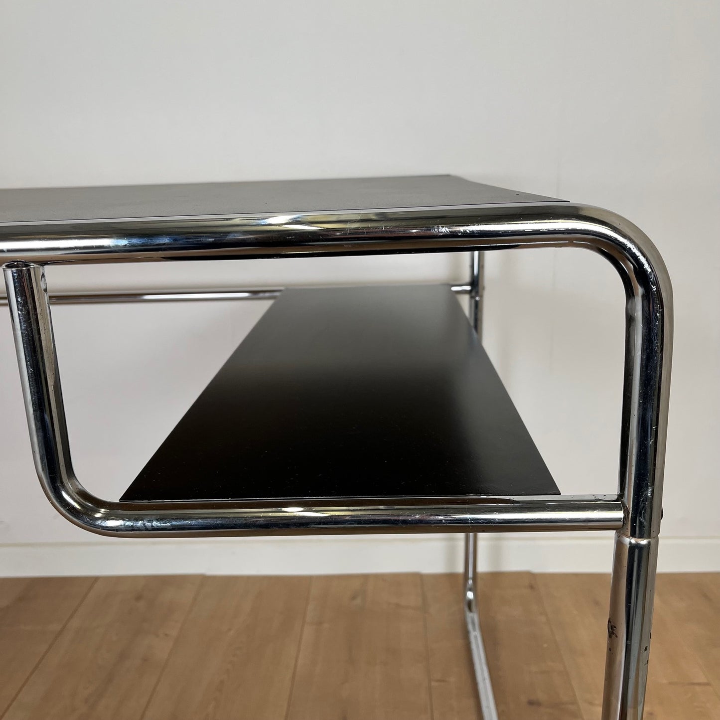 Bureau style Bauhaus en acier tubulaire et plateau en bois laqué noir, 1980