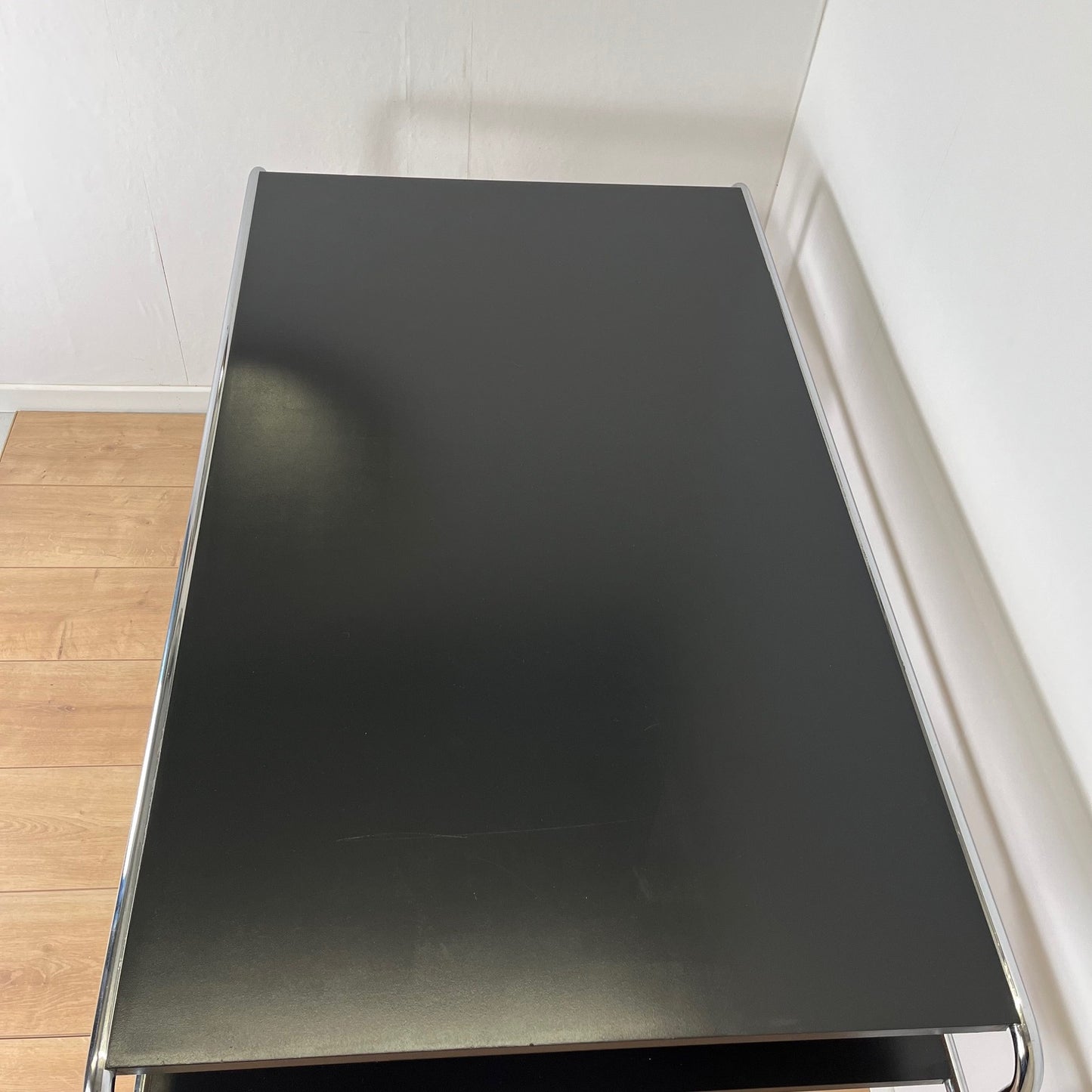 Bureau style Bauhaus en acier tubulaire et plateau en bois laqué noir, 1980