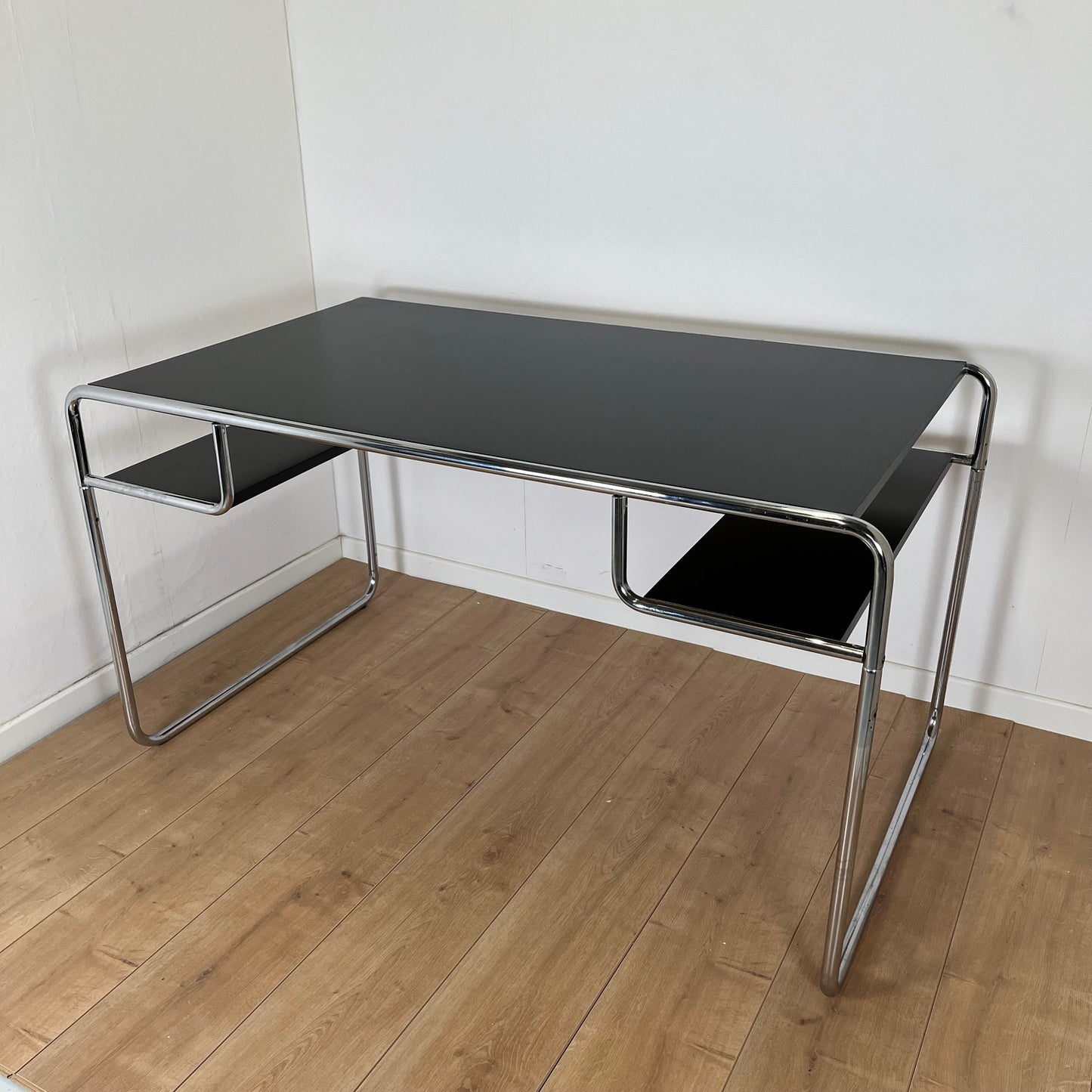 Bureau style Bauhaus en acier tubulaire et plateau en bois laqué noir, 1980