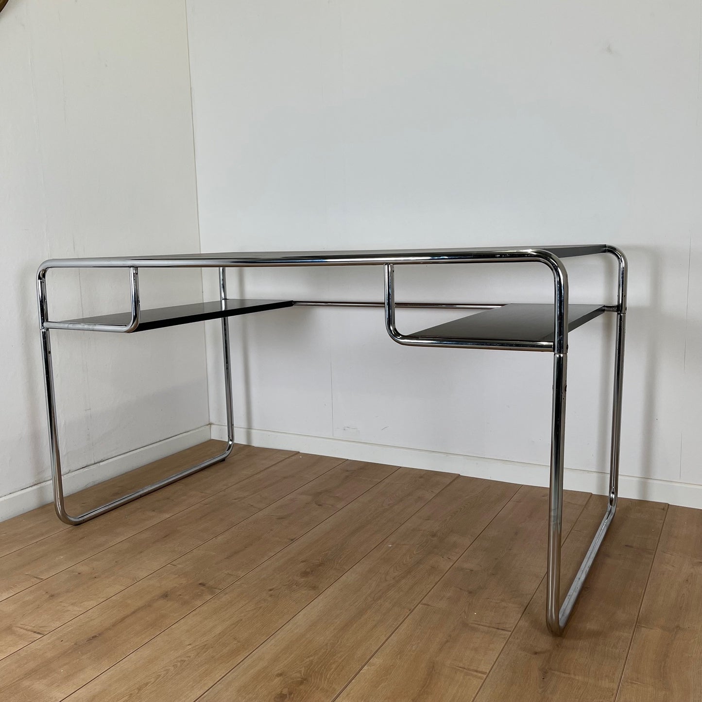Bureau style Bauhaus en acier tubulaire et plateau en bois laqué noir, 1980