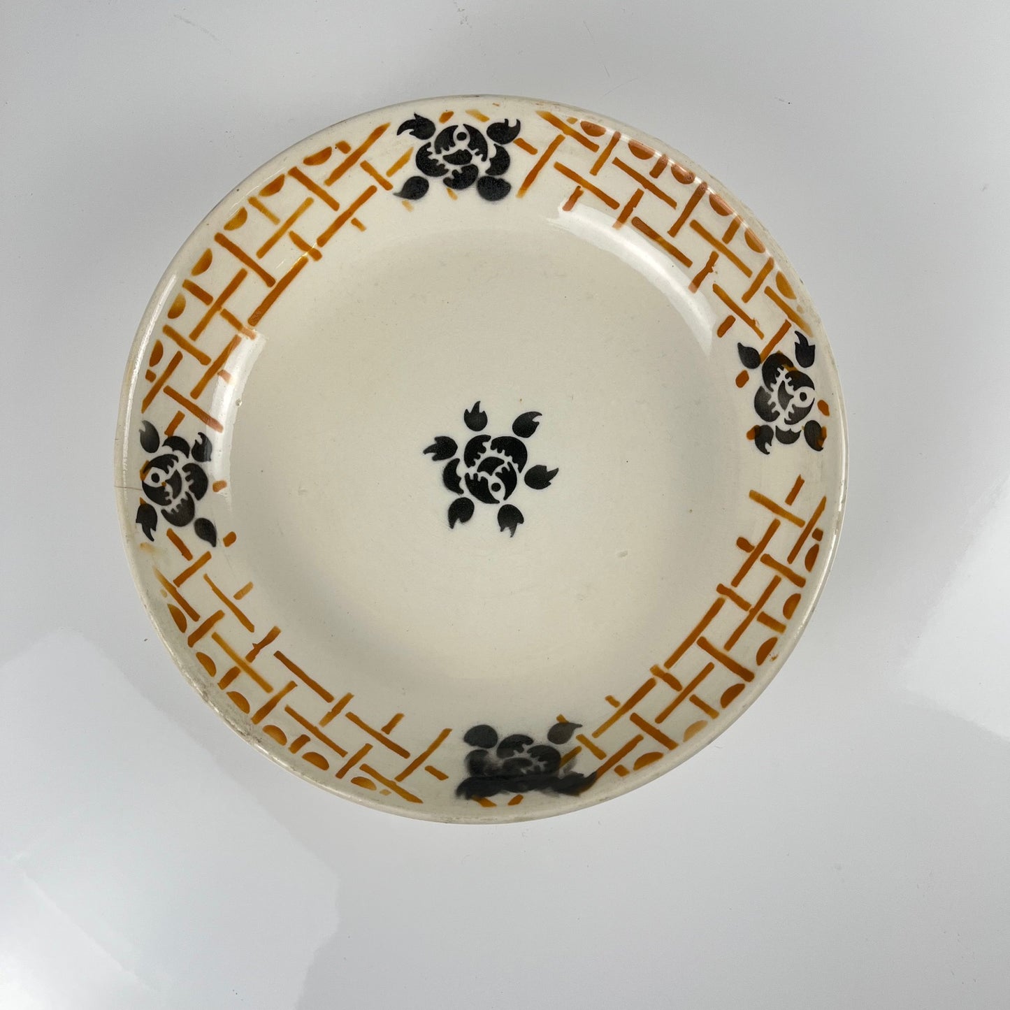 Assiette sur piedouche terre de fer  , Badonviller "Roscoff", 1930