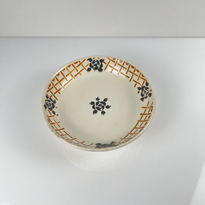 Assiette sur piedouche terre de fer  , Badonviller "Roscoff", 1930