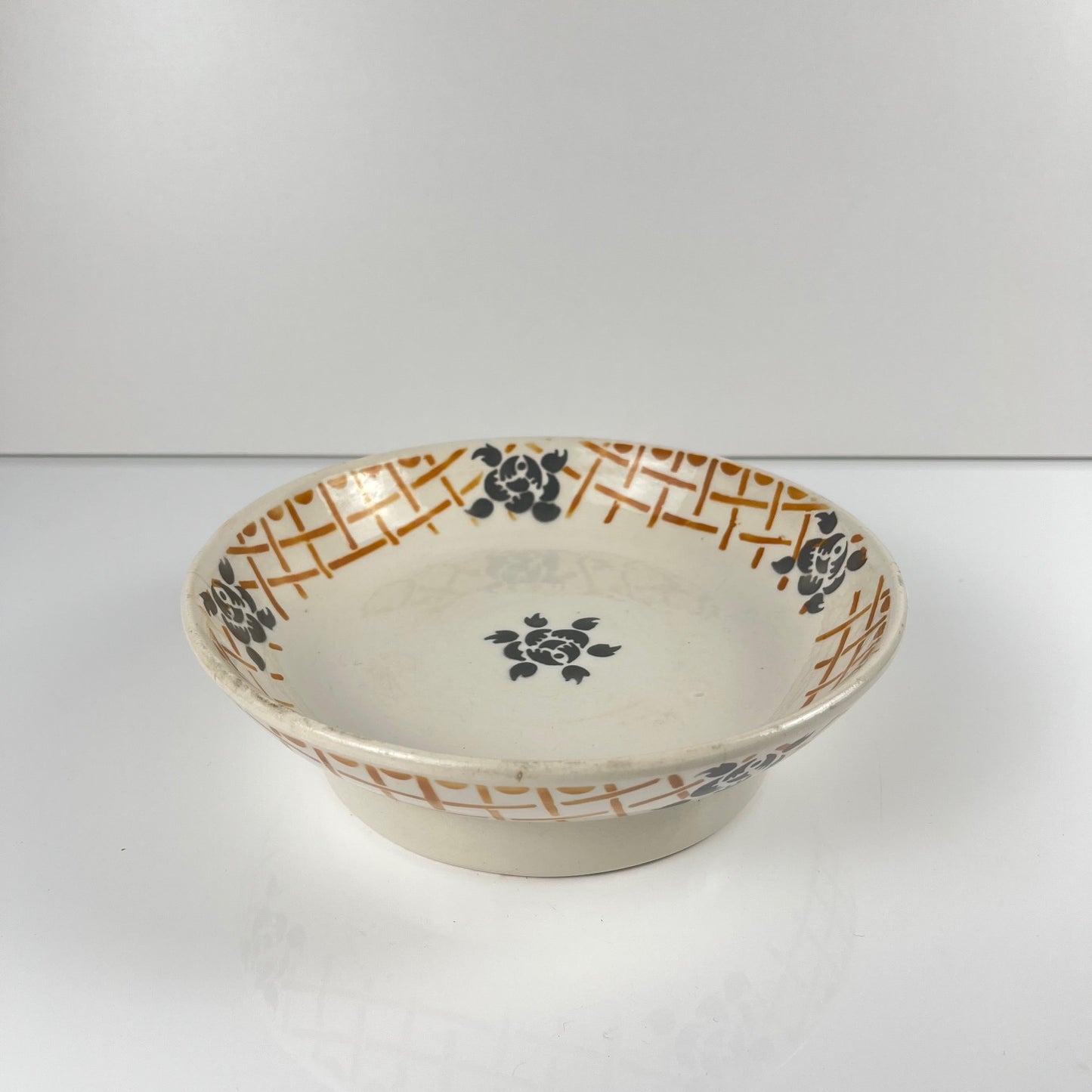 Assiette sur piedouche terre de fer  , Badonviller "Roscoff", 1930