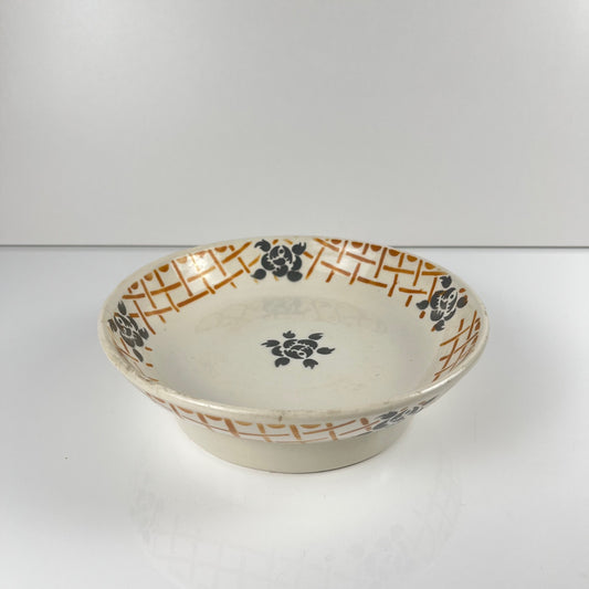 Assiette sur piedouche terre de fer  , Badonviller "Roscoff", 1930