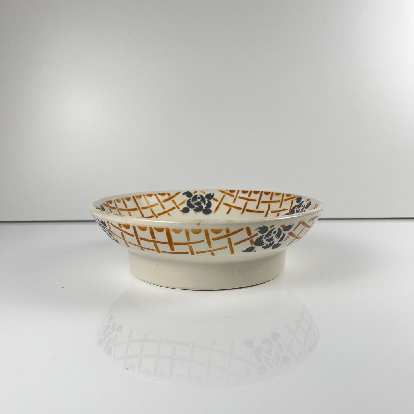 Assiette sur piedouche terre de fer  , Badonviller "Roscoff", 1930