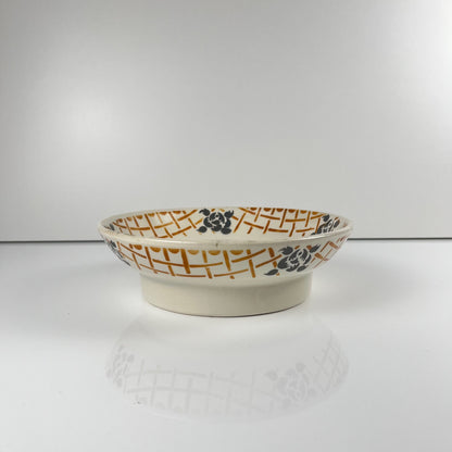 Assiette sur piedouche terre de fer  , Badonviller "Roscoff", 1930
