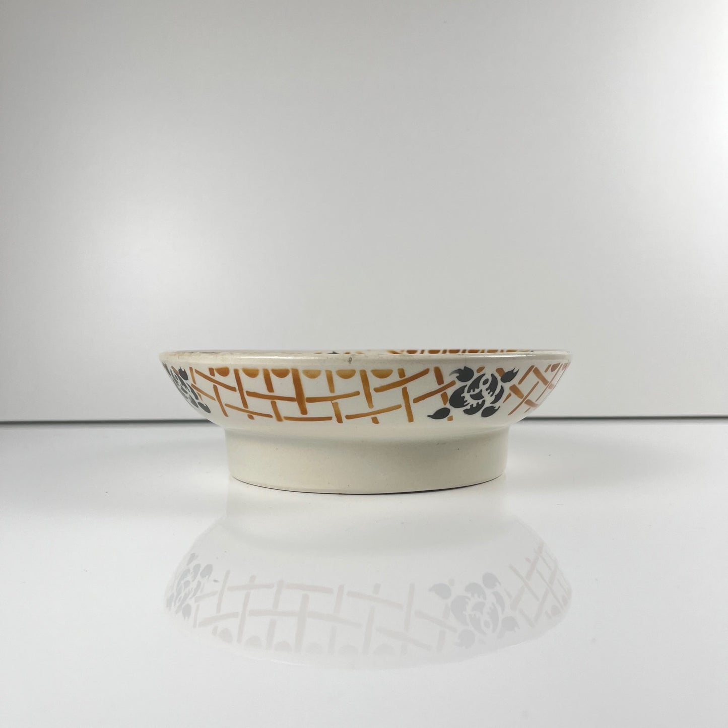 Assiette sur piedouche terre de fer  , Badonviller "Roscoff", 1930