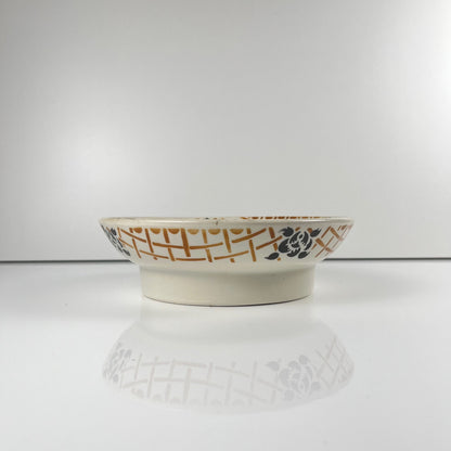 Assiette sur piedouche terre de fer  , Badonviller "Roscoff", 1930