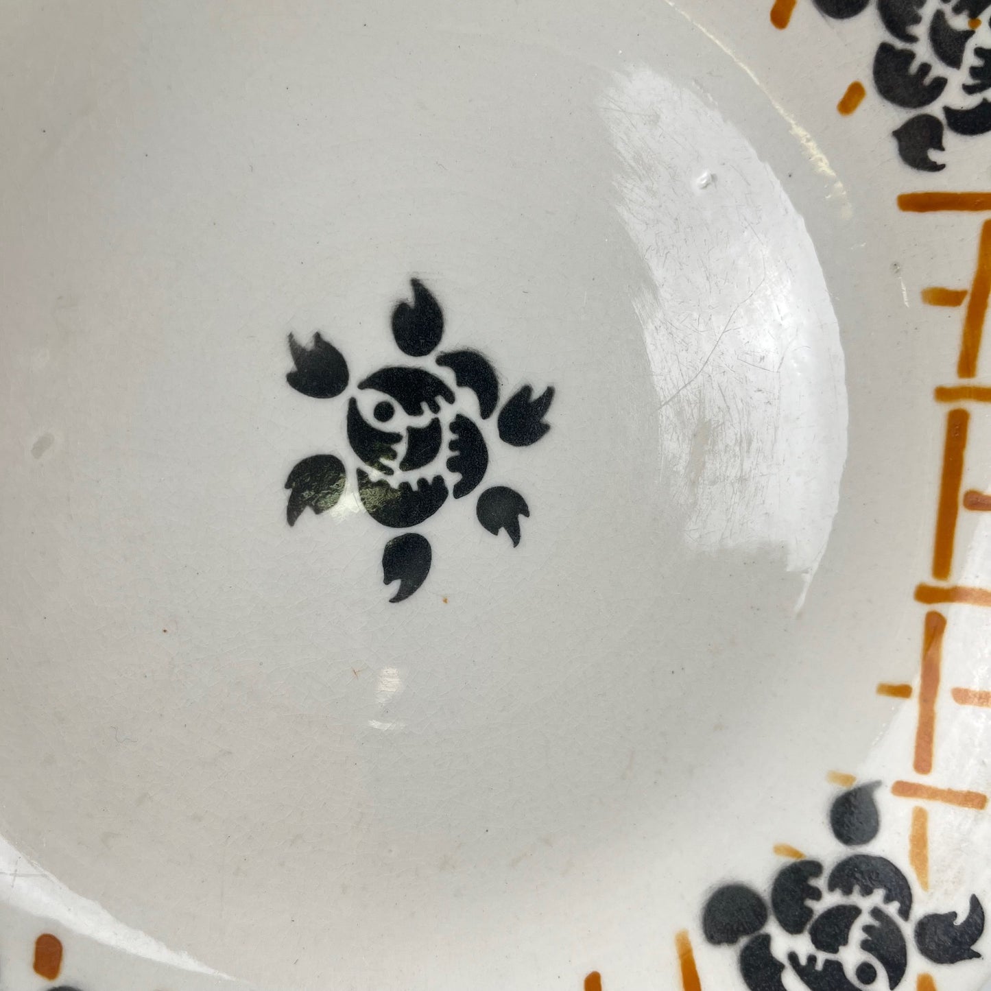 Assiette sur piedouche terre de fer  , Badonviller "Roscoff", 1930