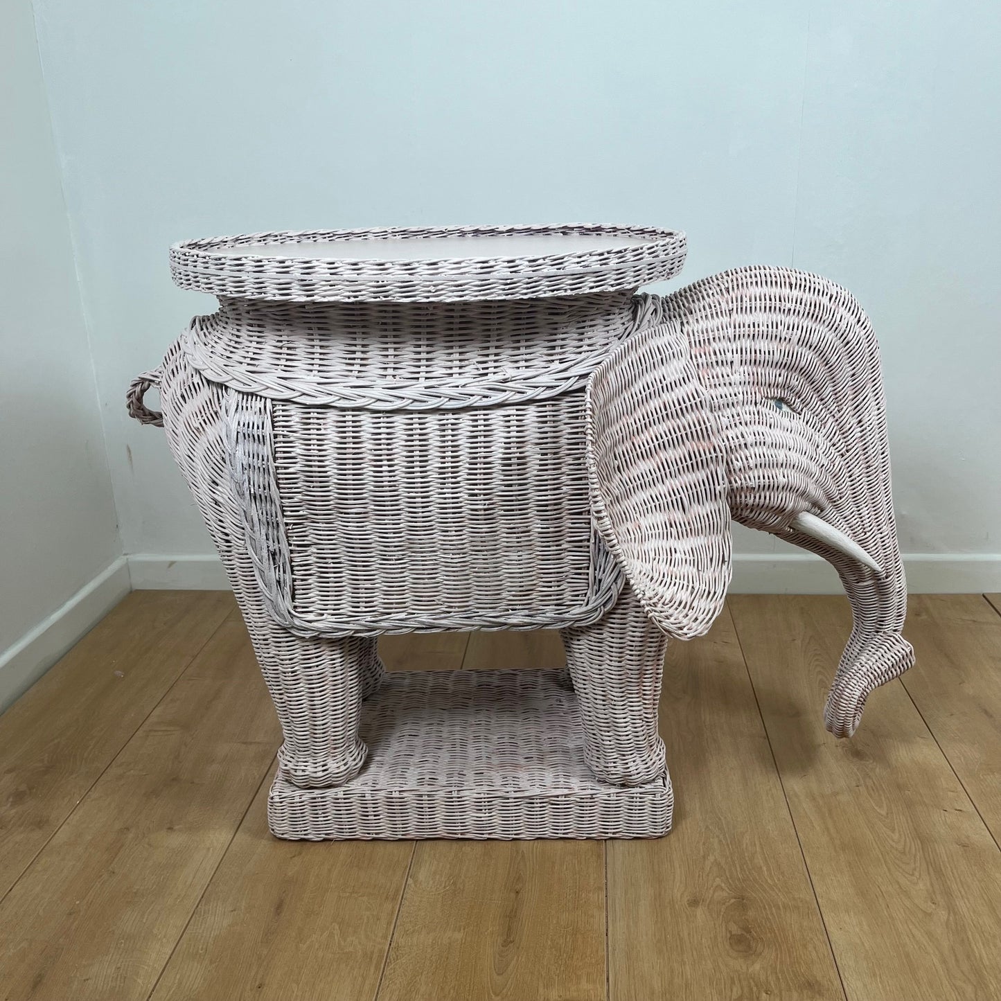 Table d’appoint vintage en rotin en forme d'éléphant, att. à Vivai del Sud, italie, 1960 - 1970