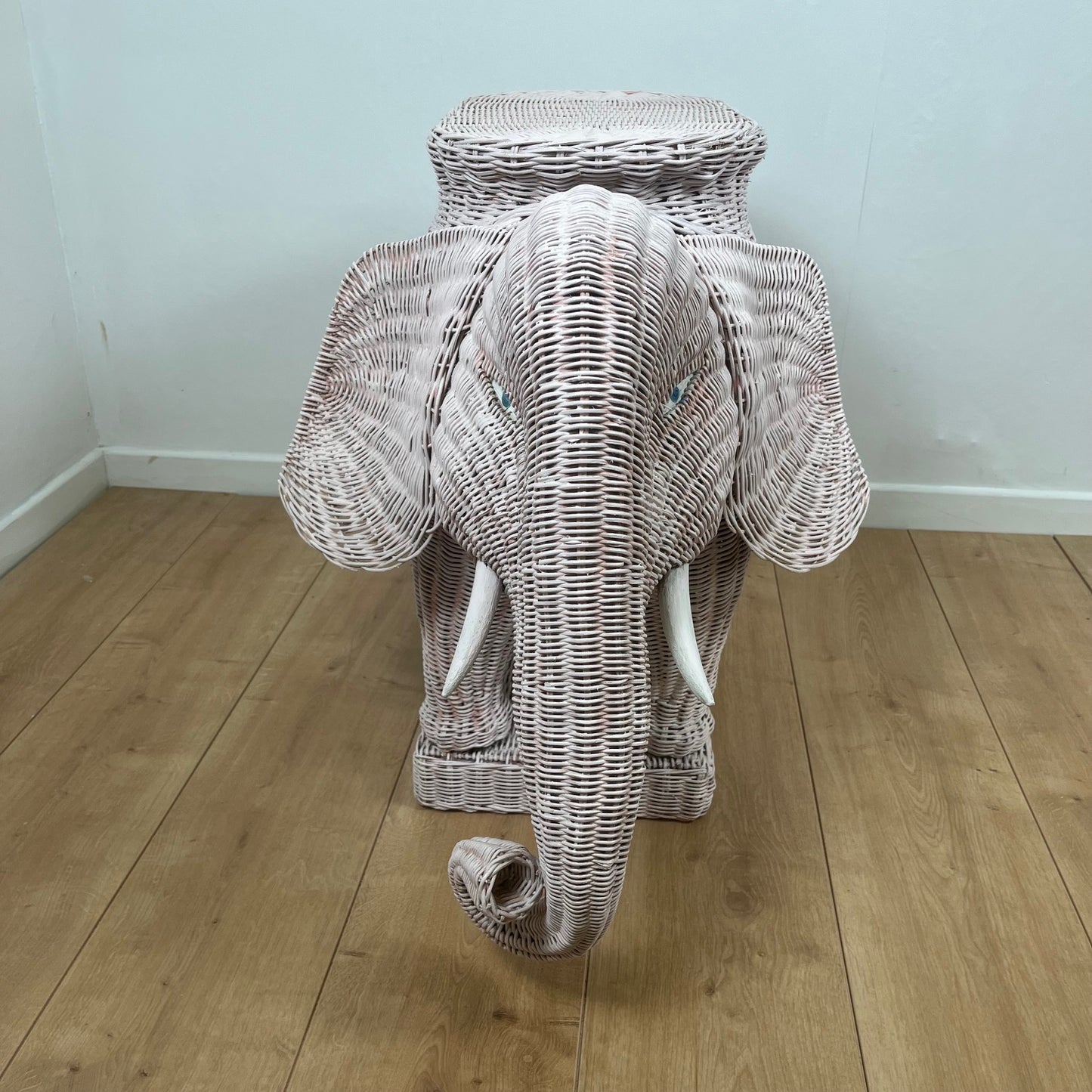 Table d’appoint vintage en rotin en forme d'éléphant, att. à Vivai del Sud, italie, 1960 - 1970