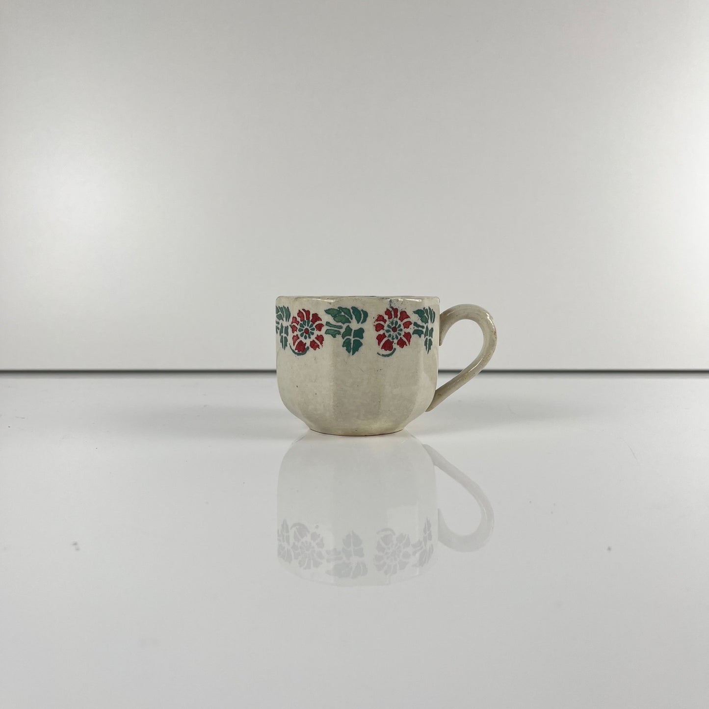 Tasse ancienne terre de fer pour collection, fin XIXe - début XXe s.
