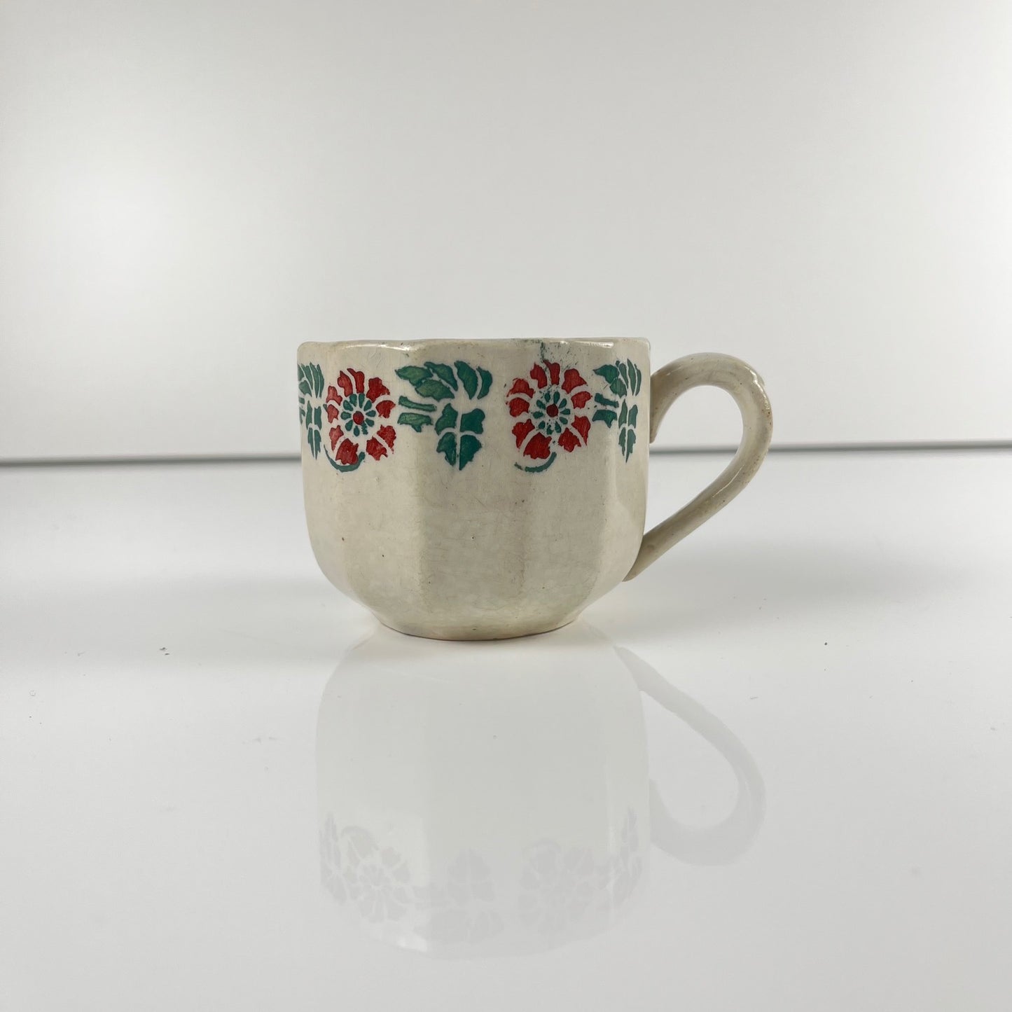 Tasse ancienne terre de fer pour collection, fin XIXe - début XXe s.