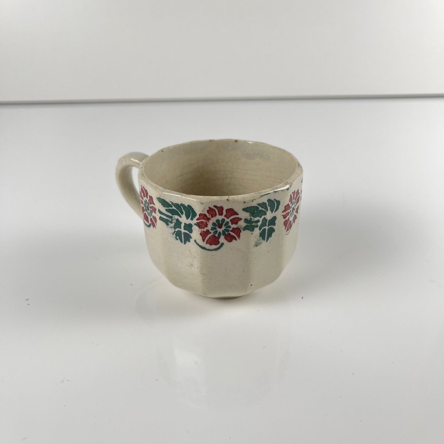 Tasse ancienne terre de fer pour collection, fin XIXe - début XXe s.